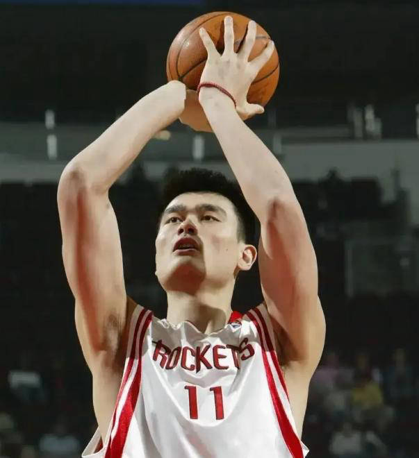姚明(míng)未能(néng)进入NBA75大巨星榜单確(què)實(shí)遗憾(hàn)，但他的(de)荣耀不可忽视