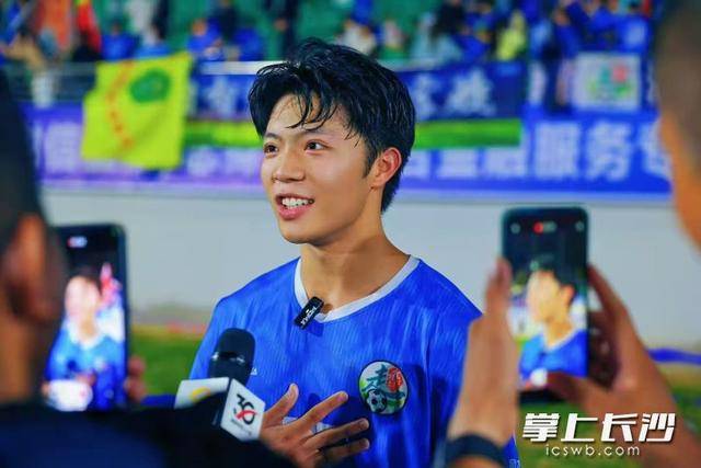 牛(niú)！长沙伢子张涛倒挂金钩入选《天(tiān)下足球》十佳球